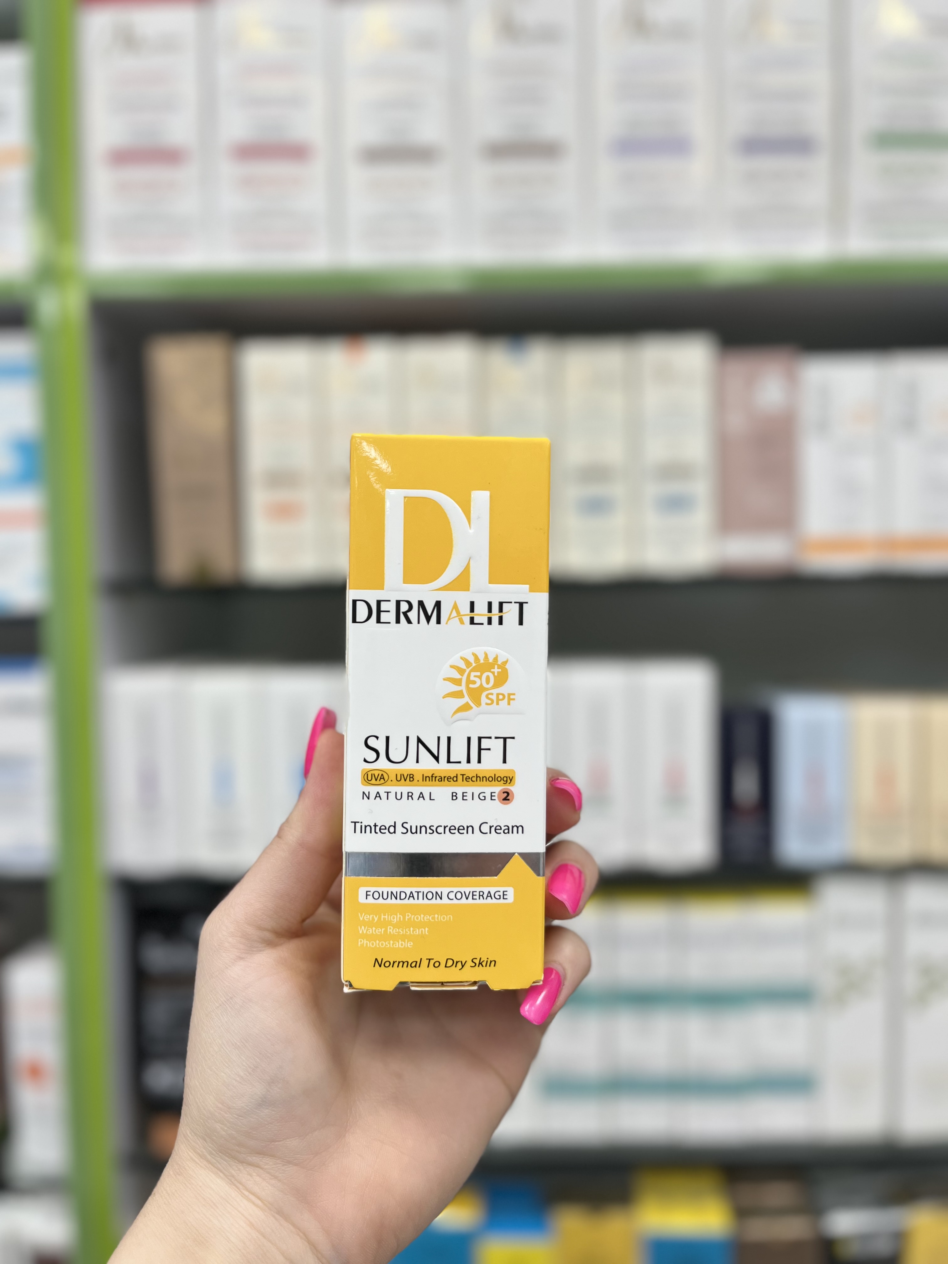 ضد آفتاب رنگی پوست های معمولی و خشک سان لیفت SPF50 (بژ طبیعی) درمالیفت شماره ۲