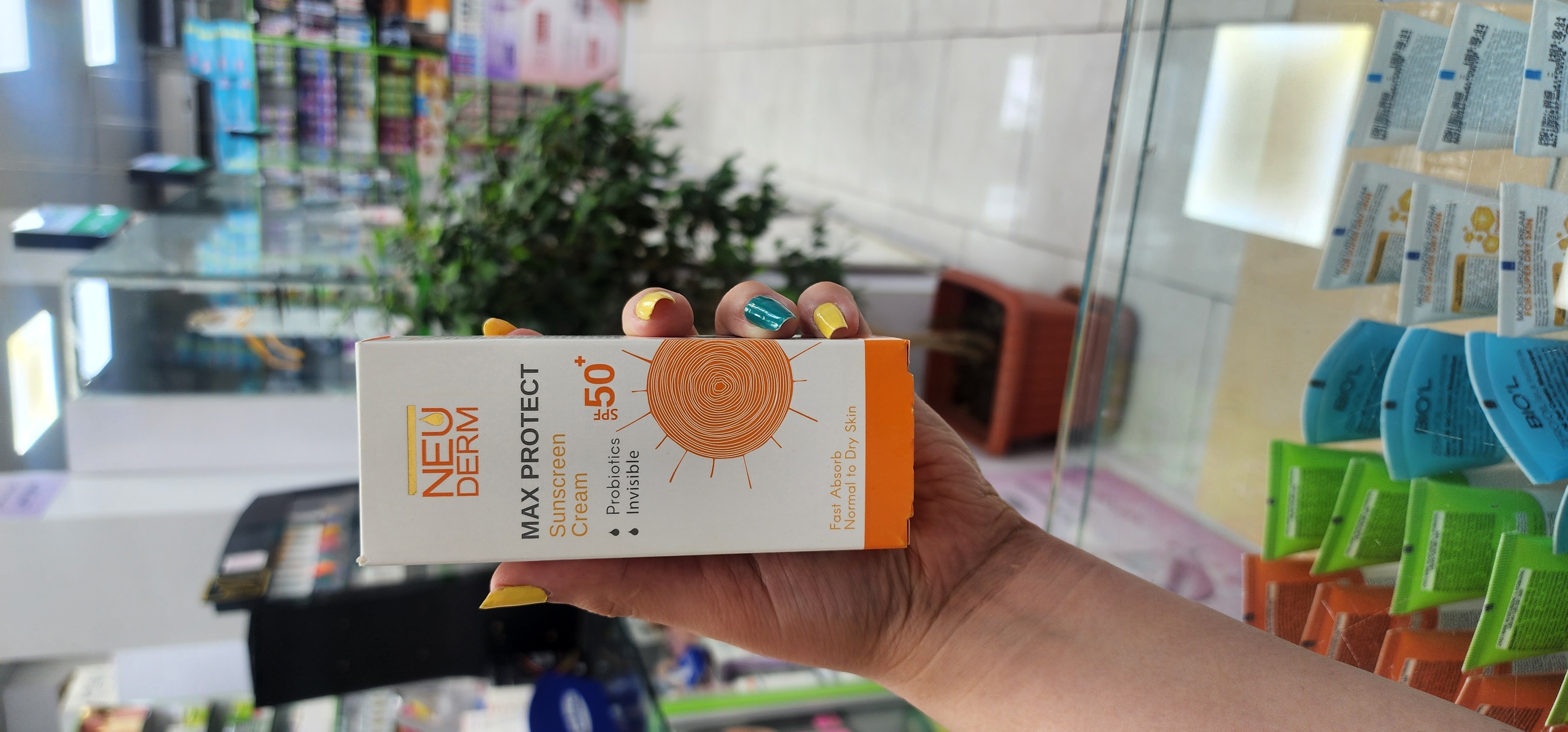 کرم ضدآفتاب مکس پروتکت SPF50 (بی رنگ) نئودرم پوست خشک و معمولی