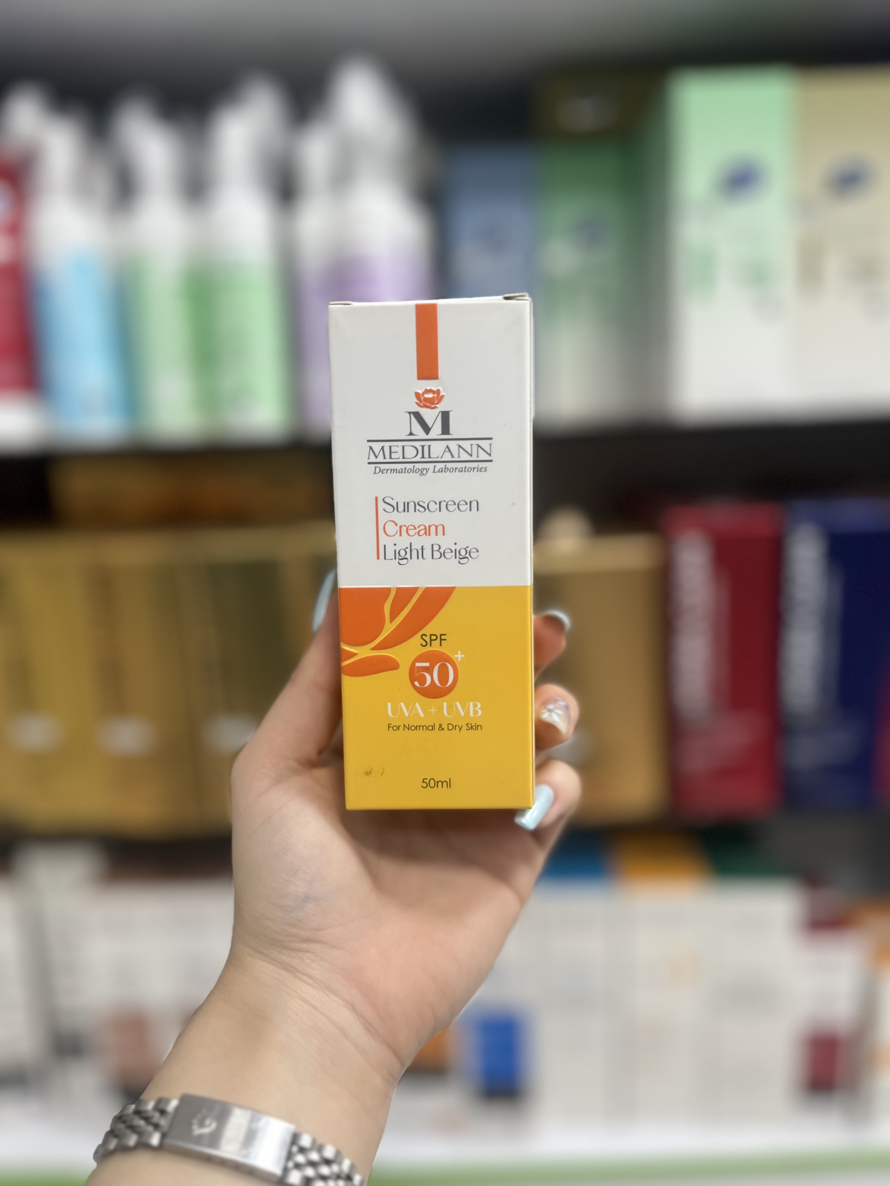 کرم ضد آفتاب مدیلن SPF50 بژ روشن پوست خشک